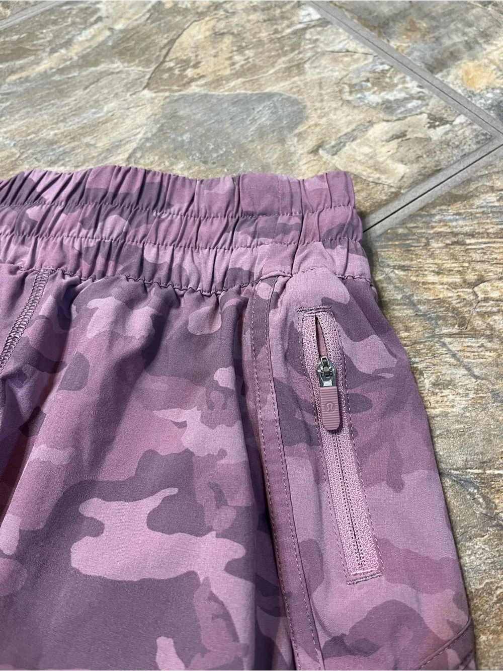 Lululemon Hotty Hot 4" Shorts Size 4 Incognito Camo Purple Taupe Lined Run - Picture 2 of 6